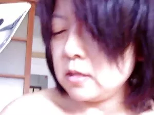 叔父は彼の甥の猫をふれさせることを忘れな ...