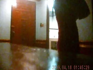 Webカメラモデルタトゥーを示して彼女の ...