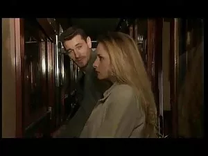 ボディビルダーは、彼が絶頂するようにアク ...