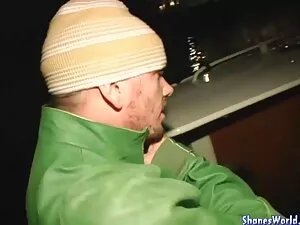 偽のタクシー運転手に深いフェラを与えるピ ...