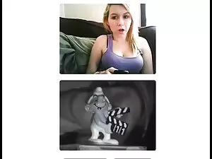 カメラの前でポーズをとって、彼女の魅力を ...