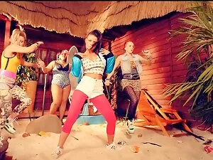 男は誕生日プレゼントと同時に二つの雛を受 ...