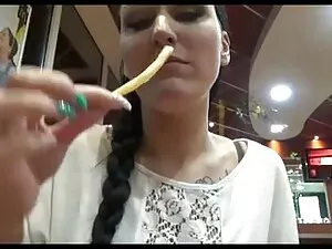 ロシアの女の子オルガ飲み物と弄友人 女子 ...