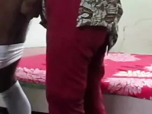 ラティーナ曲線美を与えるa非常に良いマッ ...