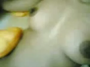 男は膣に精液のストリップを残しました a ...