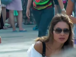 非常に大きな胸を持つ女性はポルノの鋳造を ...