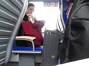 手で膣を撫でて、脚の動きを得るLiber ...